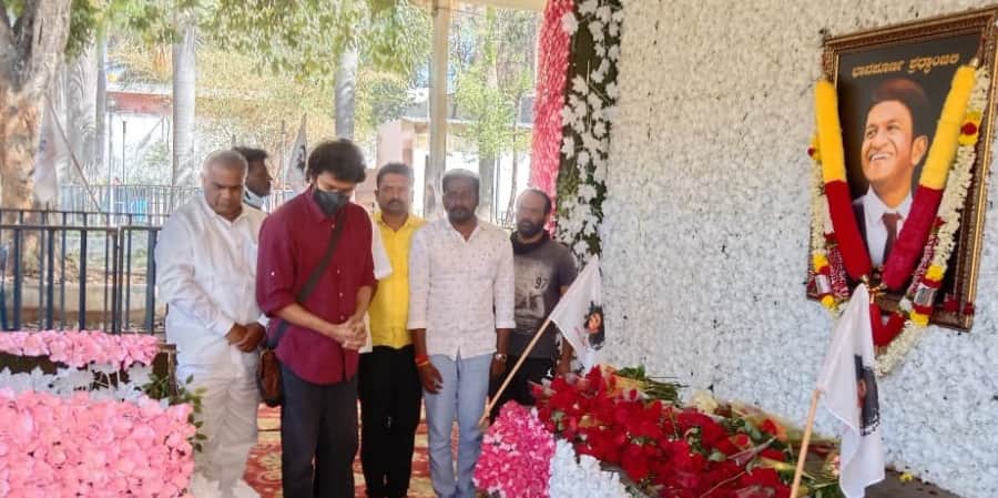 South Actor Vijay pays homage to late Puneeth Rajkumar at his memorial in Bengaluru