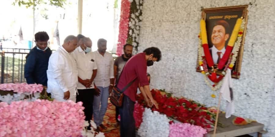South Actor Vijay pays homage to late Puneeth Rajkumar at his memorial in Bengaluru