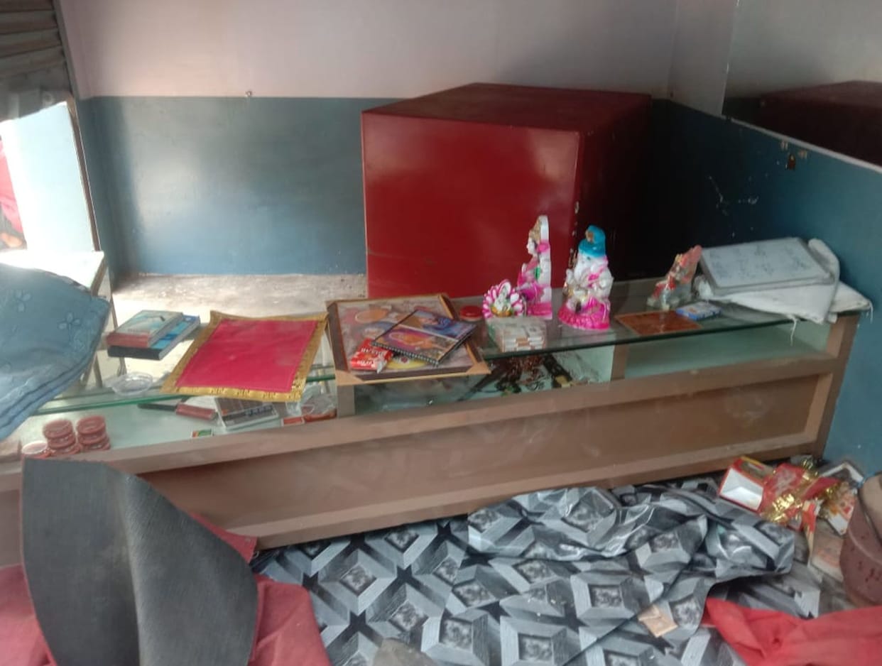 Jewelery worth two lakhs stolen from Saraf's shop by lifting the shutter