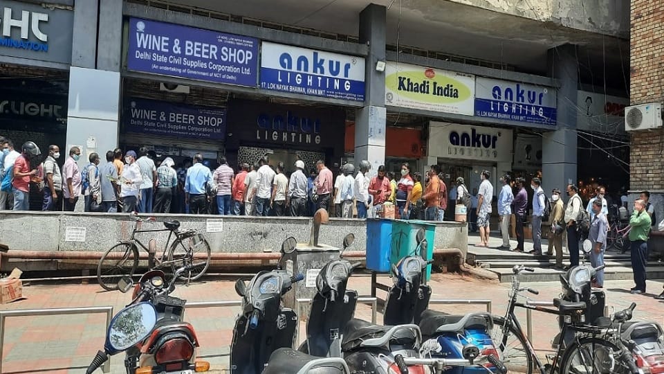delhi liquor discount continues in delhi bjp writes letter to arvind kejriwal demanding change in excise policy