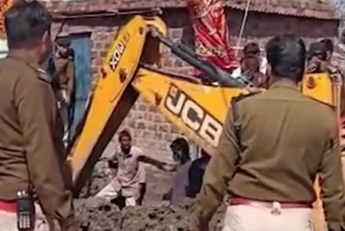 Indore: The dead body was buried in a six feet deep pit, salt poured from above, the torso was excavated by JCB, the search for hands and feet is on...