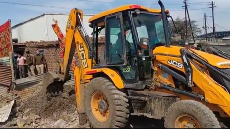Indore: The dead body was buried in a six feet deep pit, salt poured from above, the torso was excavated by JCB, the search for hands and feet is on...