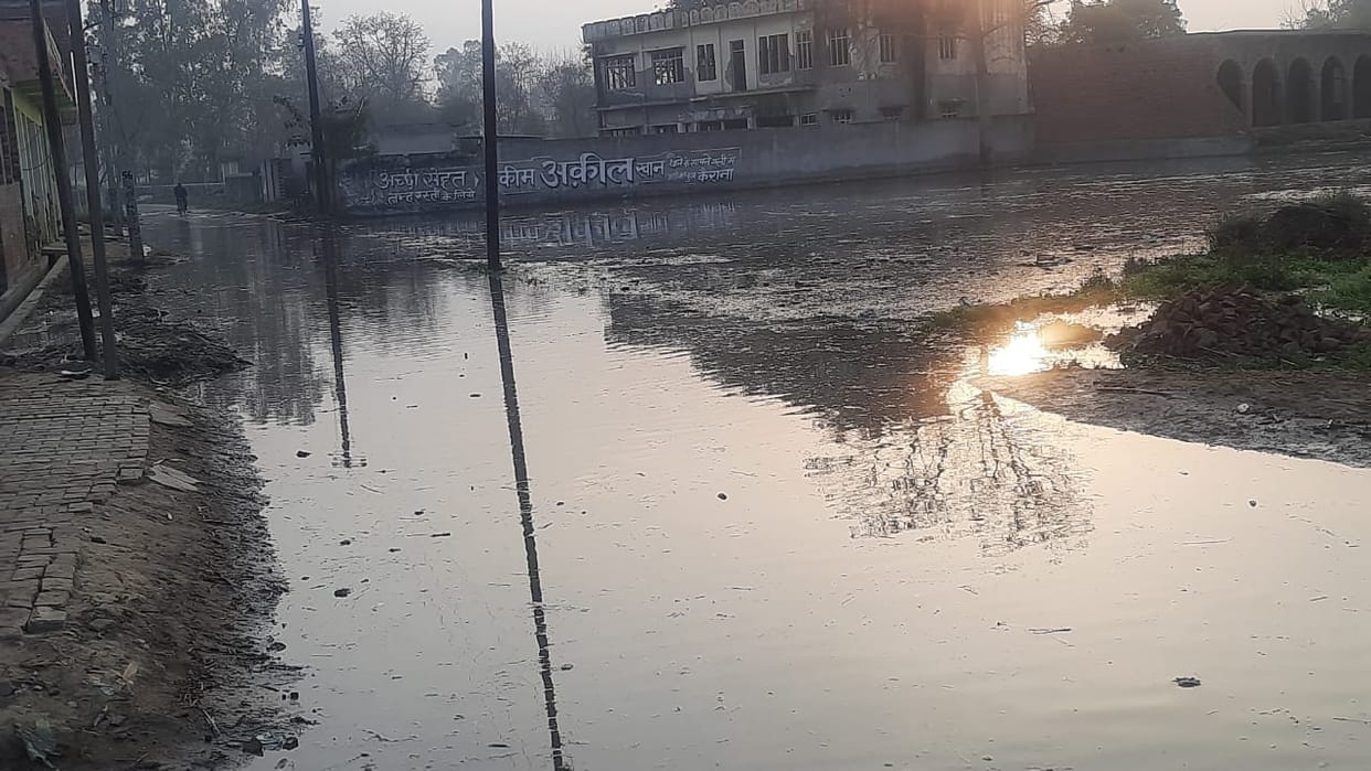 Dargahpur road submerged due to overflow of rainy drain