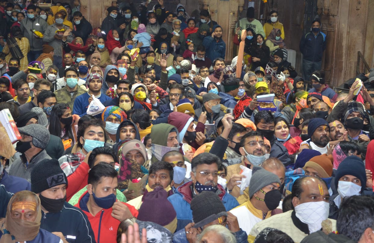 Mathura: Devotees were blessed with gulal as Prasad of Sri Banke Bihari