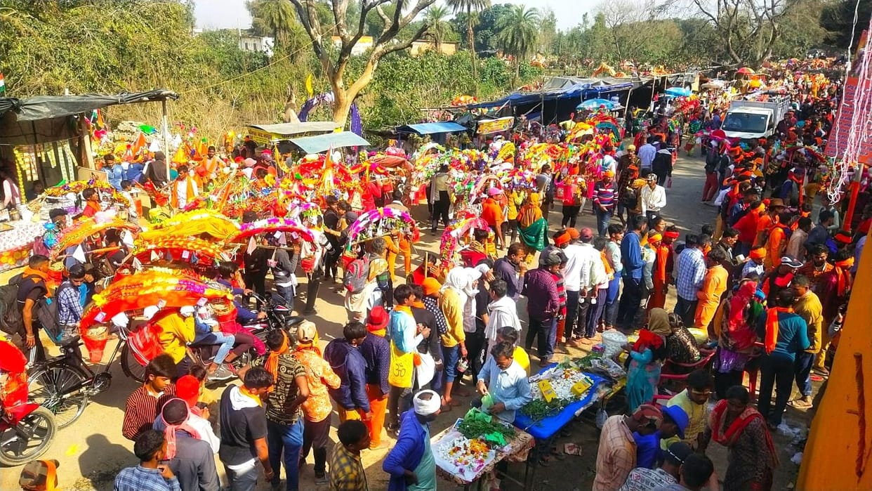 A rally of Kanwariyas started appearing on the road