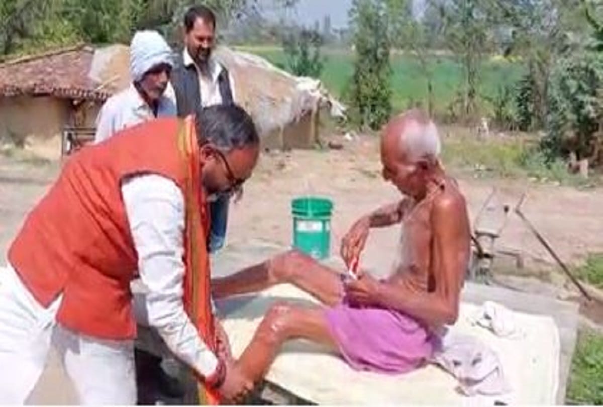 UP assembly Election 2022 Robertsganj BJP MLA Bhupesh Chaubey who held sit ups with ears are now seen  oil massage to voter video viral