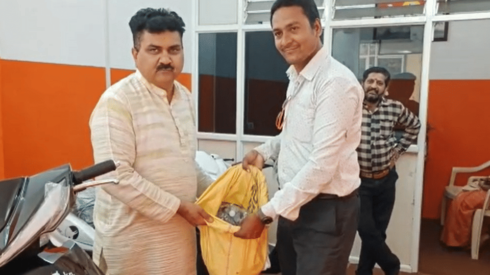 Burhanpur: By selling milk door to door collected money in coins, e-bike gifted to wife with 50 thousand in coins
