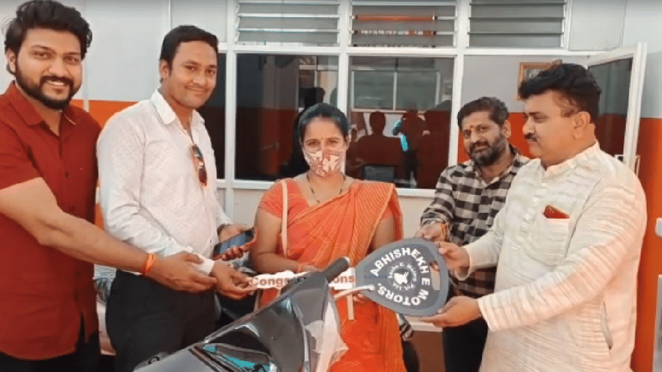 Burhanpur: By selling milk door to door collected money in coins, e-bike gifted to wife with 50 thousand in coins
