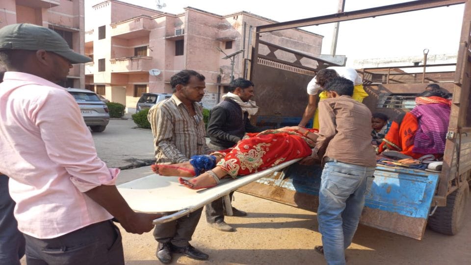 agra news 15 devotees injured in road accident in rajakhera dholpur