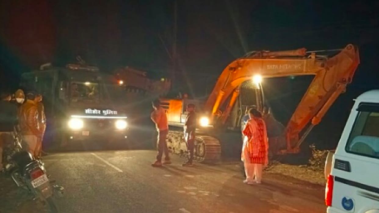 Sehore: Illegal mining and transportation of sand on Parvati river, holding 2 Pocklane and 16 tractor-trolleys