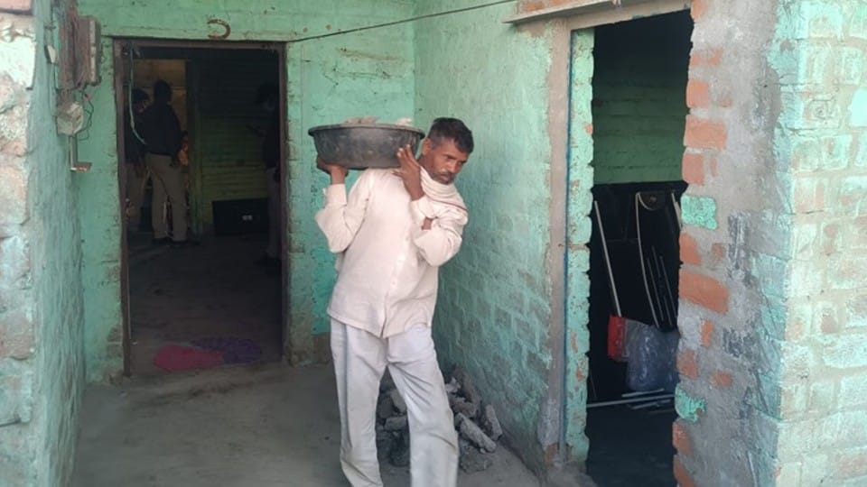 Indore: The dead body was buried in a six feet deep pit, salt poured from above, the torso was excavated by JCB, the search for hands and feet is on...