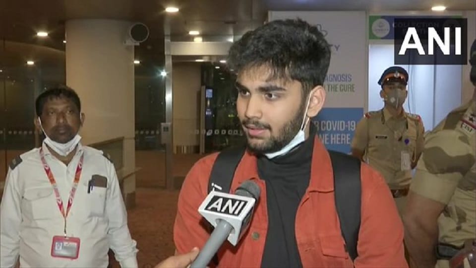 Union Minister Piyush Goyal welcomes Indian students evacuated from Ukraine at Mumbai Airport