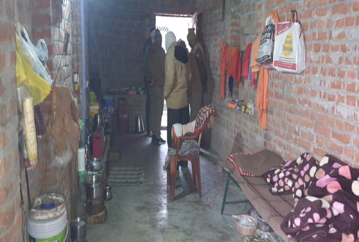 Firing in Jaunpur criminals shot lady Sadhvi of Ramjanki Math she called police and informed after injured
