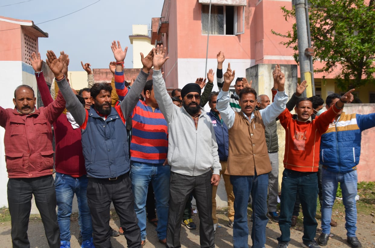 Temporary employees demonstrated and raised the demand for arrears of salary