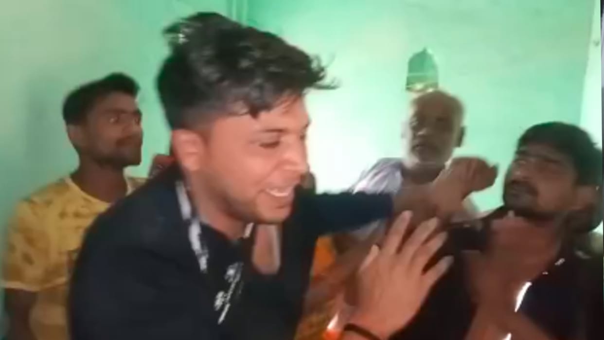 Morena: Police constable who went to catch gamblers in Kukthari village was surrounded and beaten up by the accused, video viral