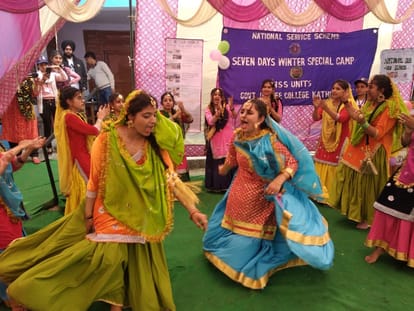 भागभली में एनएसएस के शीतकालीन शिविर के समापन समारोह में सांस्कृतिक कार्यक्रम पेश करती स्वयंसेव?