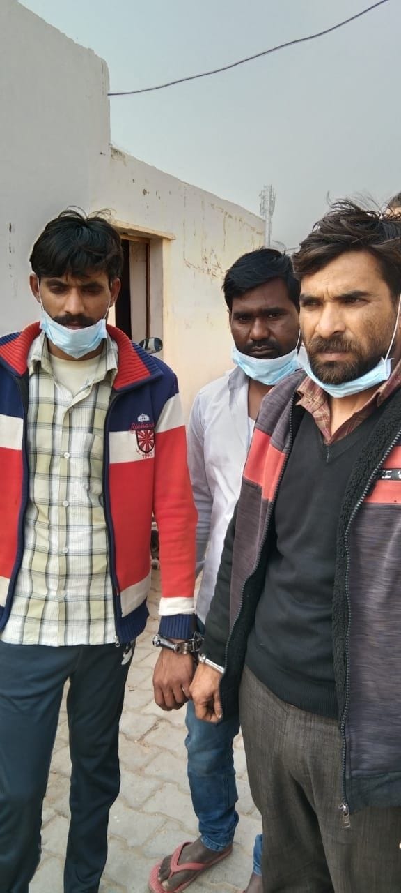 Hathras: Police caught three robbers who robbed a chilli trader