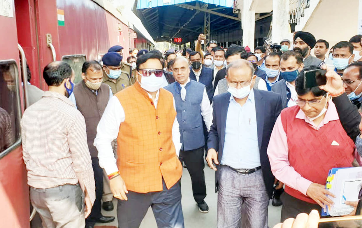 Railway Safety Commissioner stayed for five minutes in Shamli and forty minutes in Hind