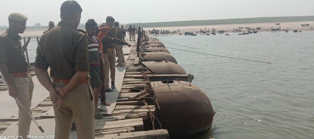 Truck fell into Yamuna river from Pipa bridge, one dead