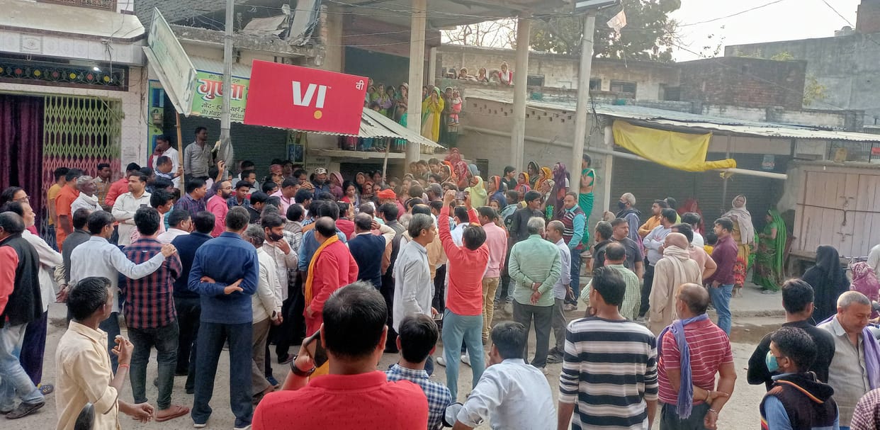 There was uproar as soon as the dead body of the middle-aged reached due to poisonous liquor