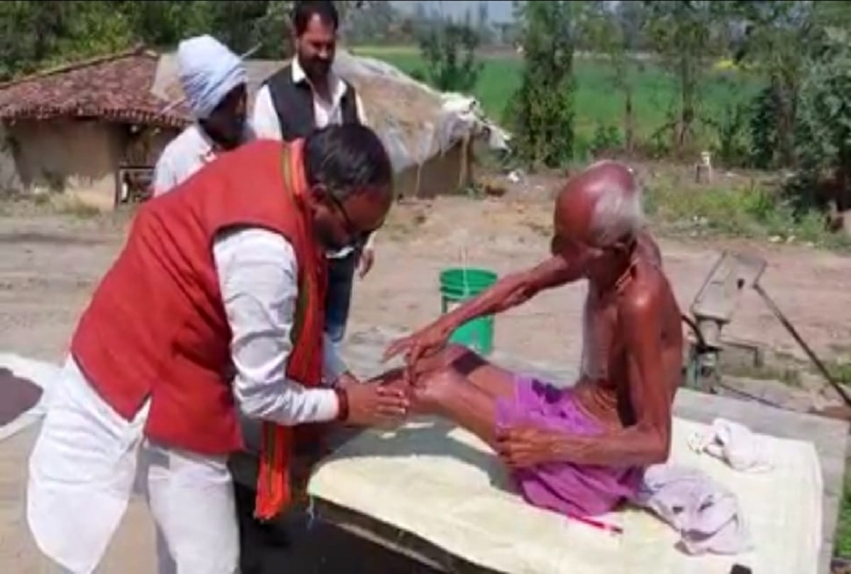 UP assembly Election 2022 Robertsganj BJP MLA Bhupesh Chaubey who held sit ups with ears are now seen  oil massage to voter video viral