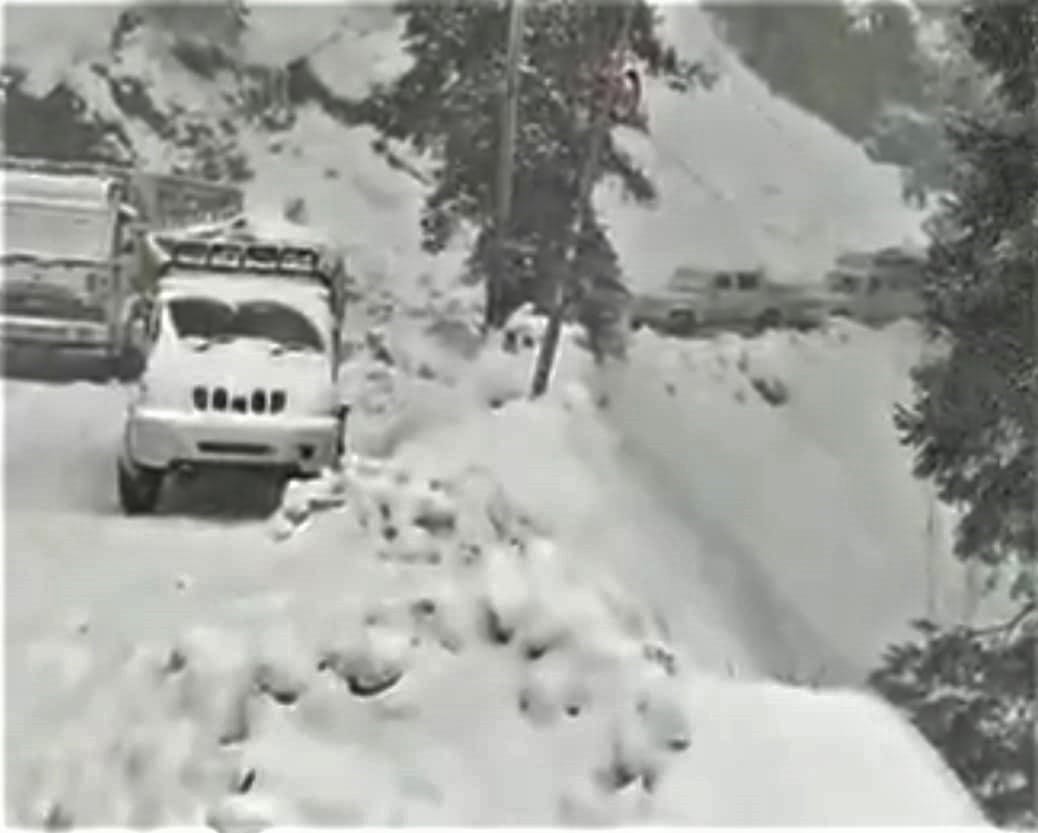 chopasshimla road closed due to heavy snowfall and people facing problem