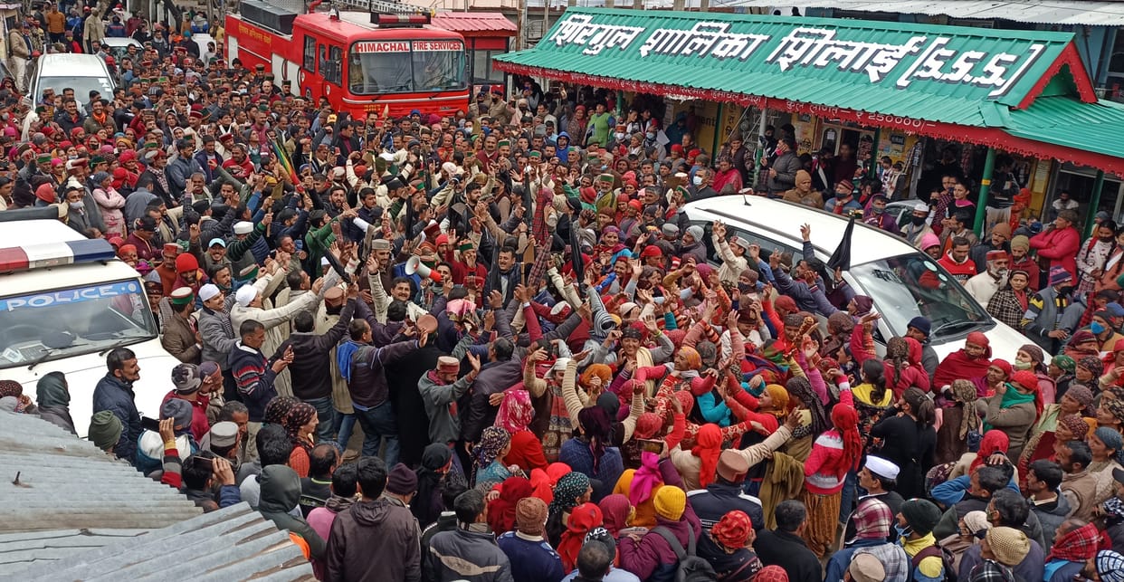congress and bjp leaders participated in hatti mahakhumli in silai sirmaur and give the support for their demand