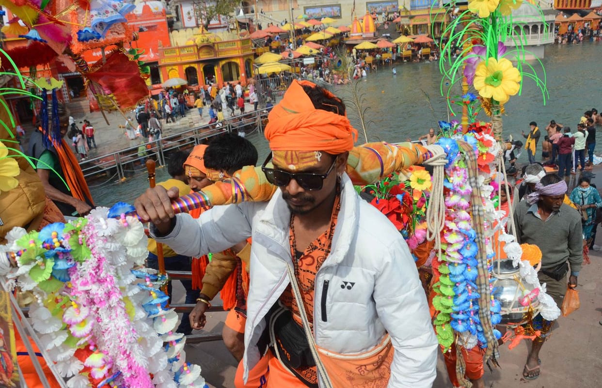 Kanwar Yatra: Shiv devotees arrived by Bam Bam bhole, tractor-trolleys, trucks and bikes even in rain and cold