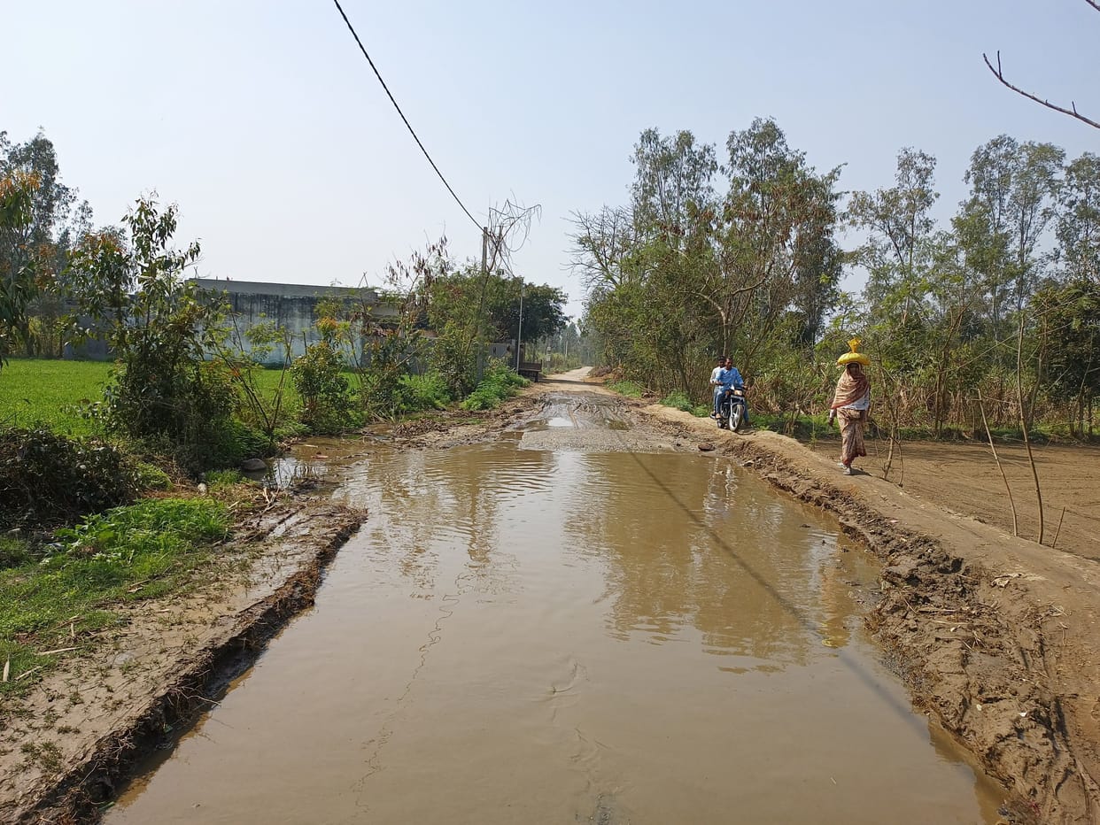 Waterlogging on broken road, kanwariyas will have trouble walking