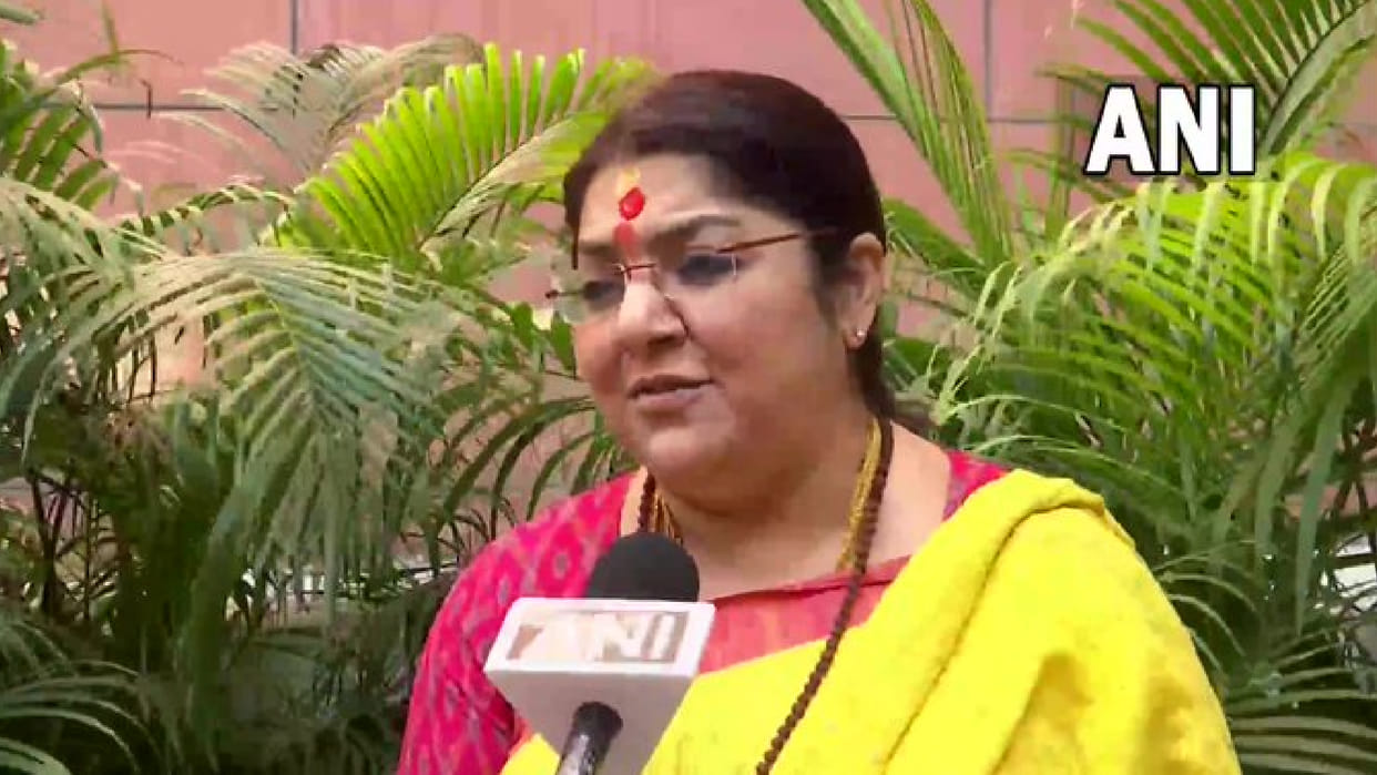 West Bengal BJP MP Locket Chatterjee vehicle stopped in Birbhum Shantiniketan locals demonstrated Updates