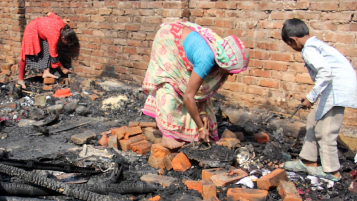 Lucknow: Flames erupted due to spark in Jahirgaon of Gudamba, 14 huts burnt to ashes