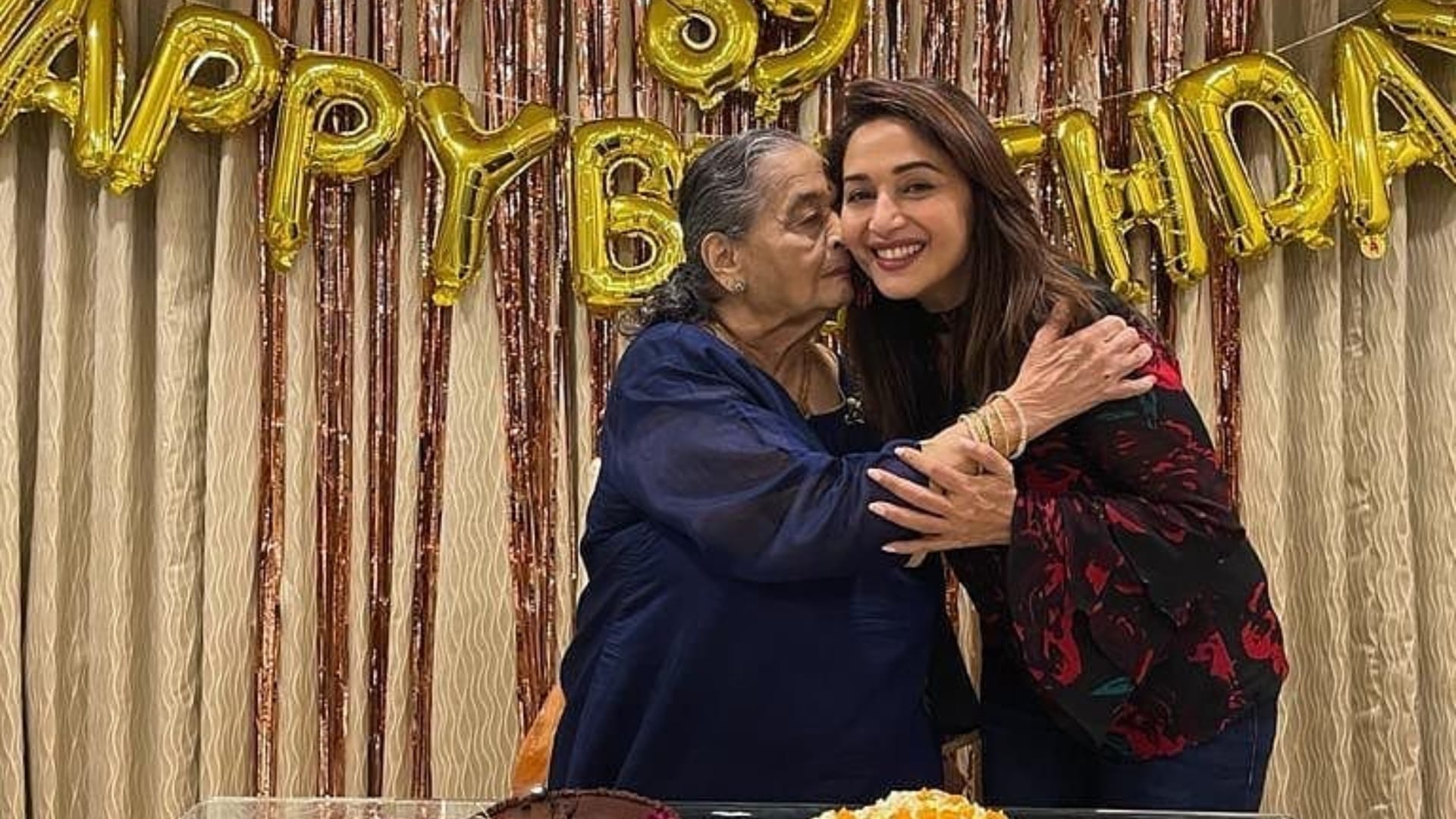 Madhuri Dixit gets scold by her mother even after becoming an successful actress