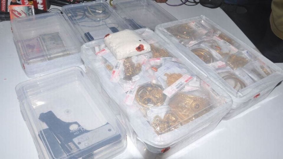 Fraud in Kanpur, 38 lakhs was outstanding, so gold worth 1.5 crores crossed