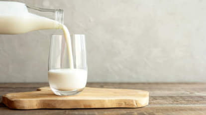 Consume These Things Mixed With Milk in Winter Body Will Remain Warm, know its health benefits