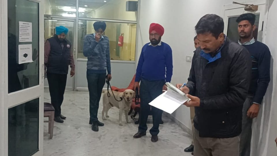 Police investigate about information of Bomb in Mohali came out