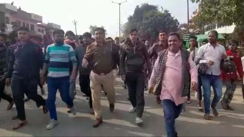 Hindu Mahasabha workers man caught with meat on scooty in agra