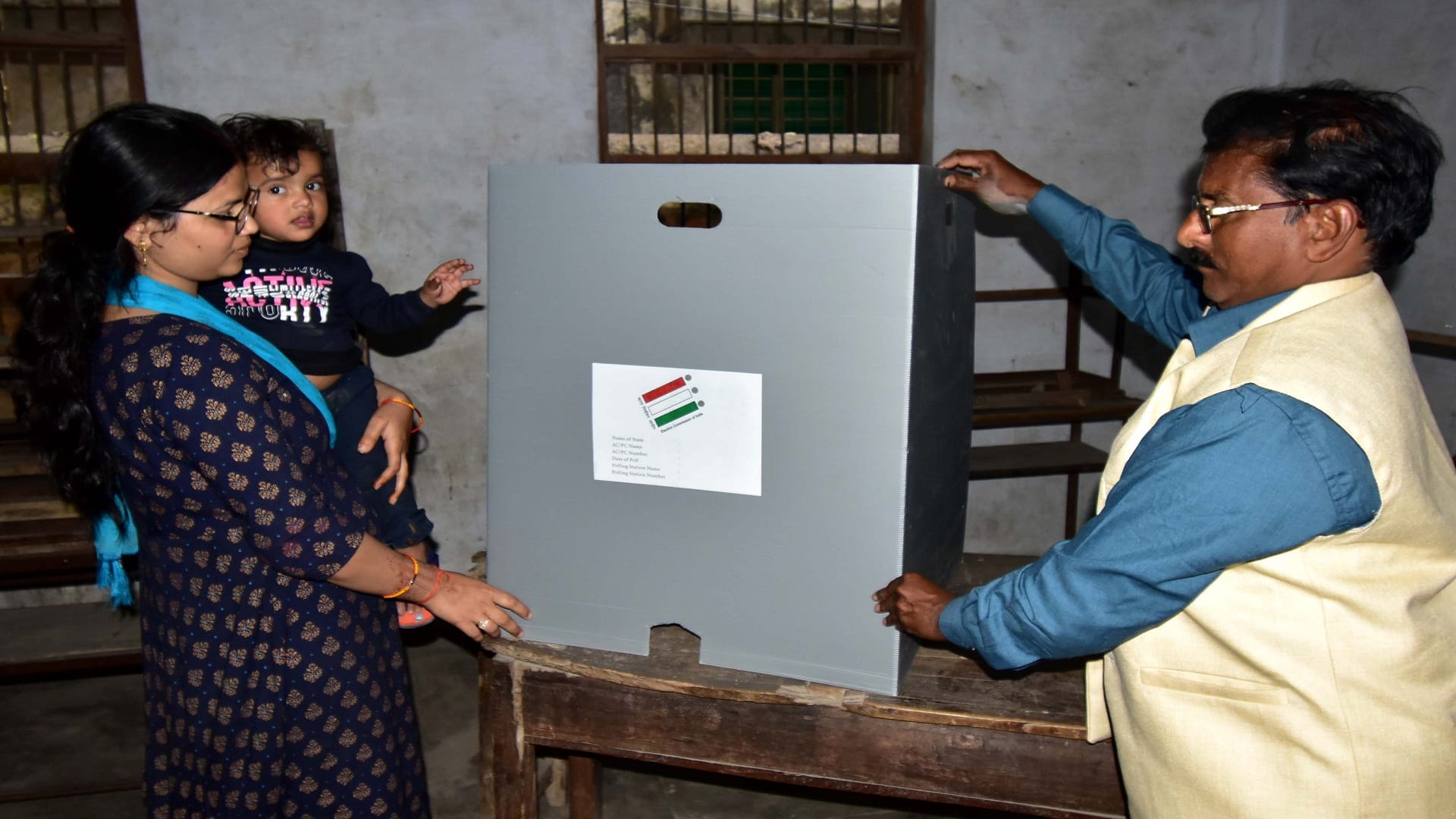 UP Elections 2022: Staff arrived for election duty with child in lap and Vaisakhi in hand