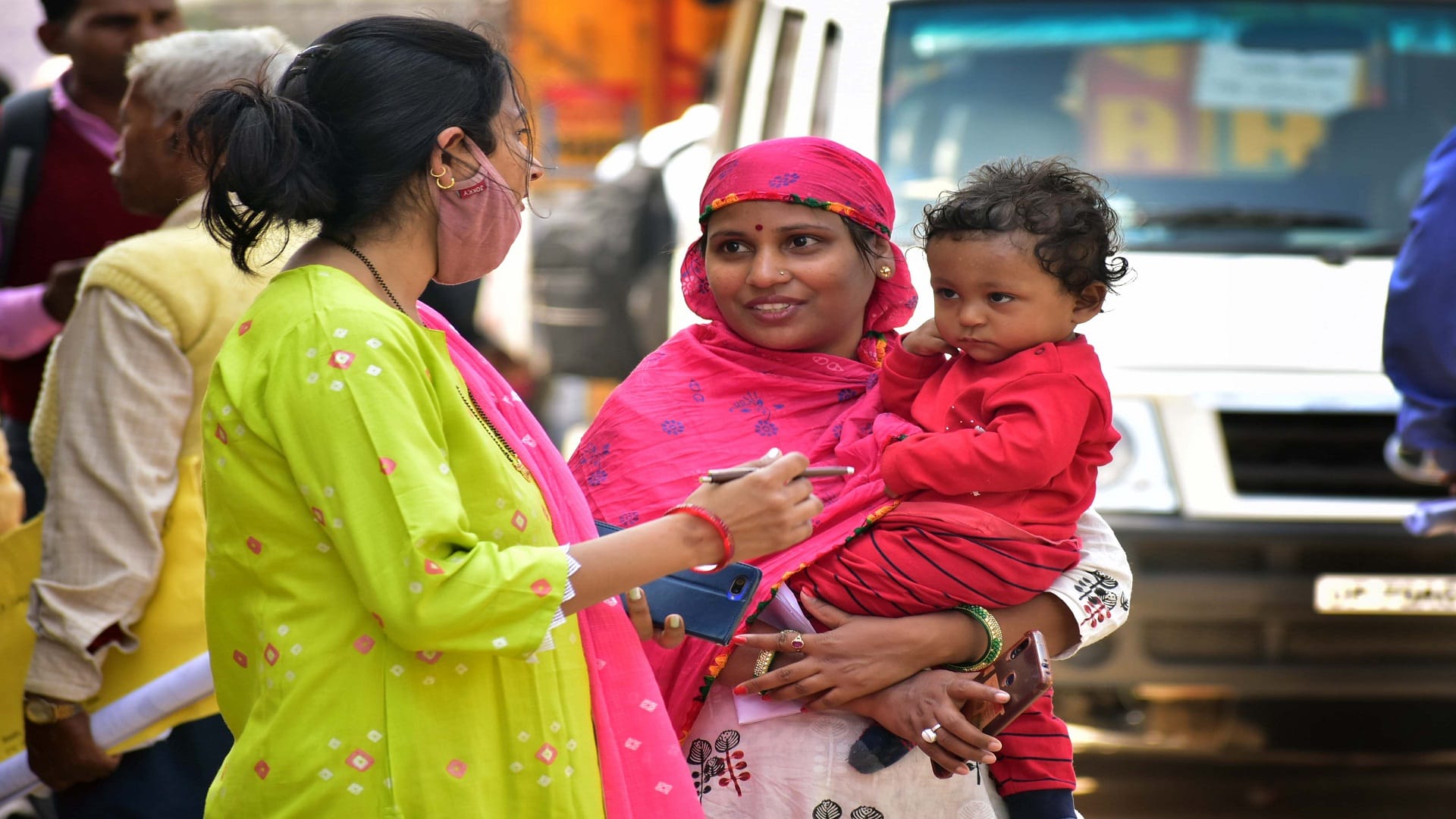UP Elections 2022: Staff arrived for election duty with child in lap and Vaisakhi in hand