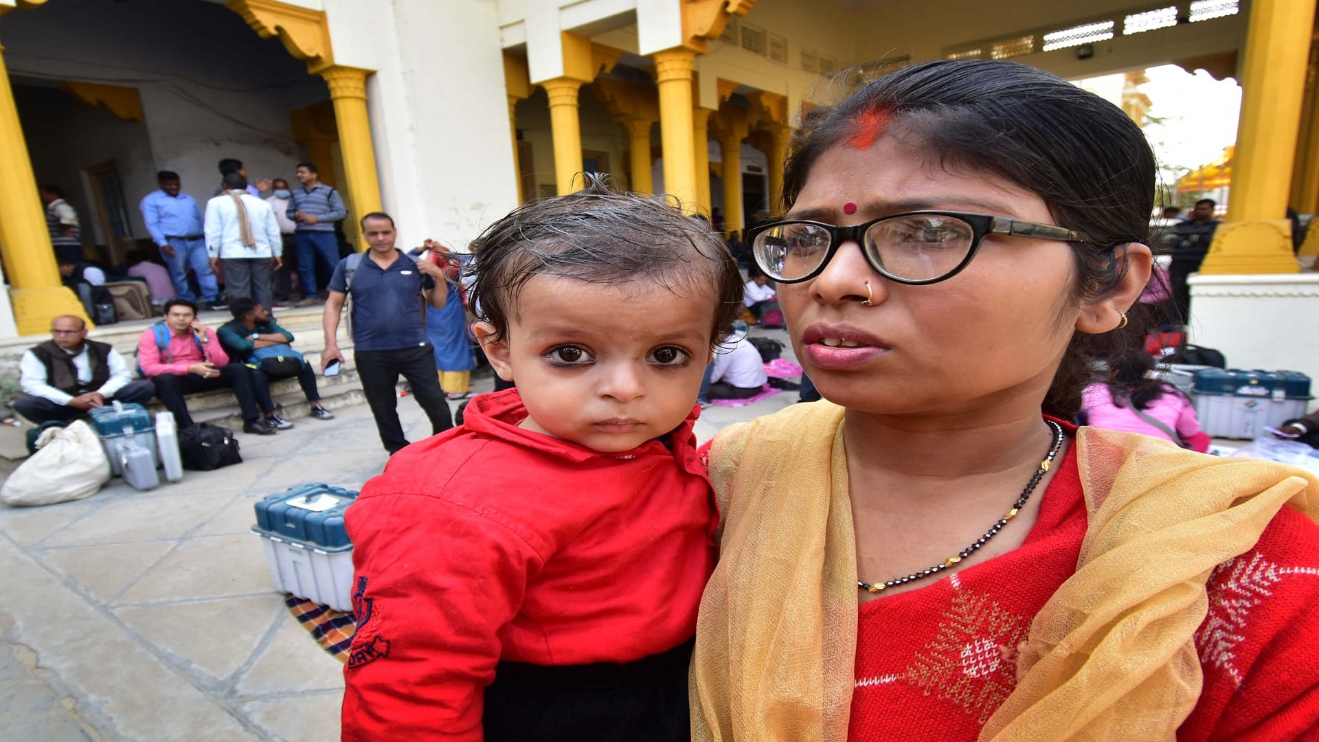 UP Elections 2022: Staff arrived for election duty with child in lap and Vaisakhi in hand