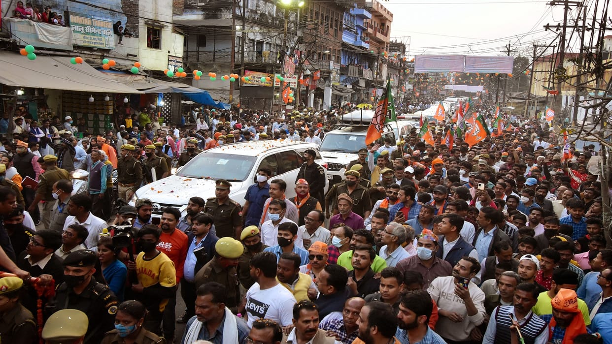 SP candidate Richa Singh forcibly entered CM Yogi's roadshow with convoy twice, supporters created ruckus