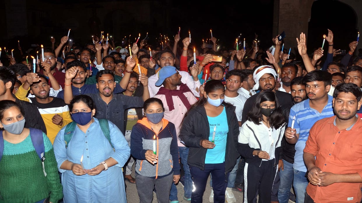 Allahabad University: Students took out candle march for online examinations, all students sitting on fast were admitted to the hospital