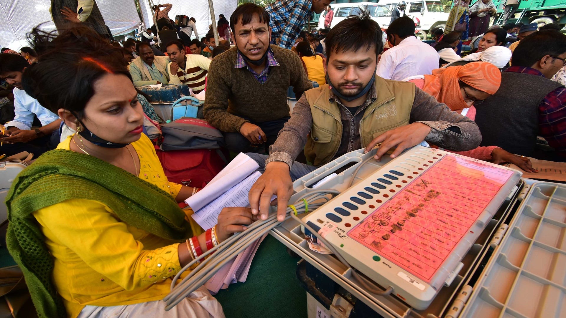 UP Elections 2022: Staff arrived for election duty with child in lap and Vaisakhi in hand