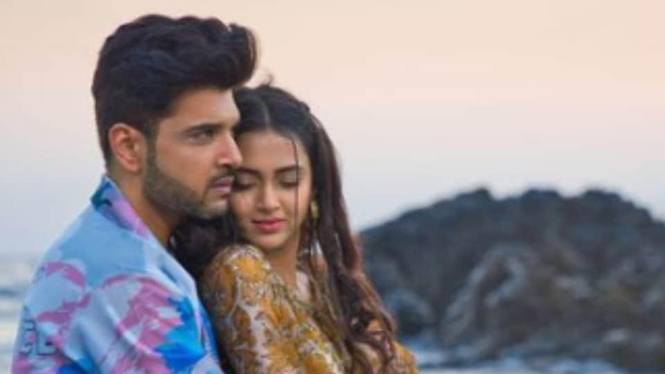 Karan Kundra Tejasswi Prakash romantic song Rula Deta Hai poster released fans love their love chemistry