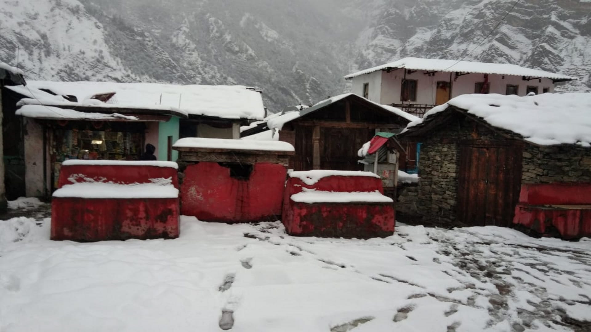 Snowfall in Uttarakhand: vehicles stuck near Yamunotri highway, efforts being made to open the way,see photos