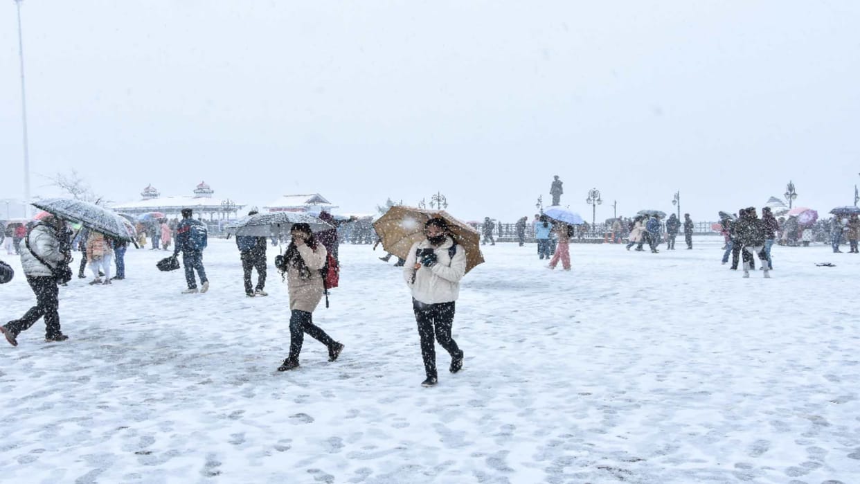 Snowfall in Himachal: Upper parts again covered with white sheet of snow, 271 roads blocked, tourist rush in Khajjiar