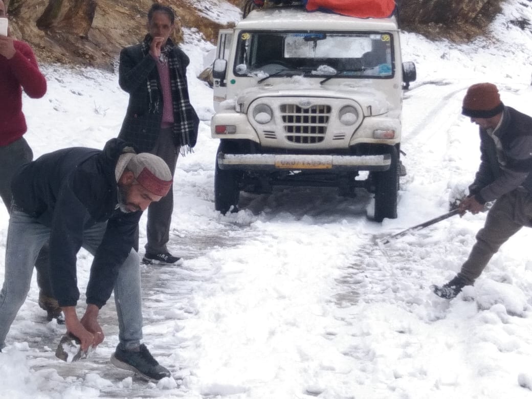 Snowfall in Uttarakhand: vehicles stuck near Yamunotri highway, efforts being made to open the way,see photos