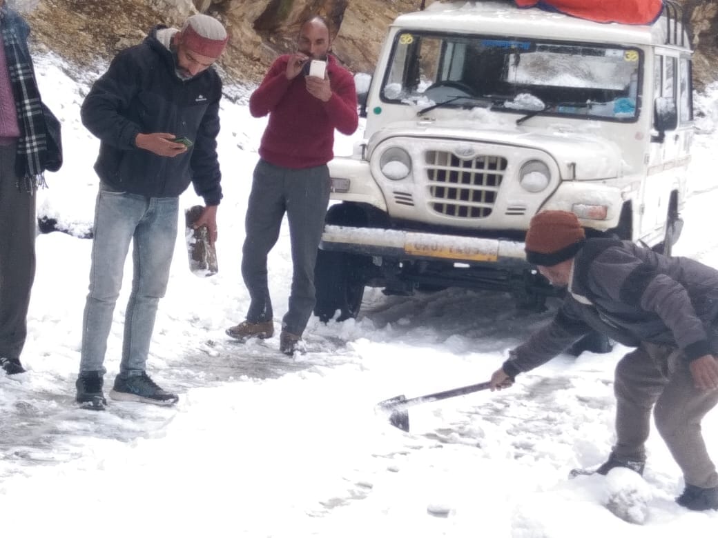 Snowfall in Uttarakhand: vehicles stuck near Yamunotri highway, efforts being made to open the way,see photos