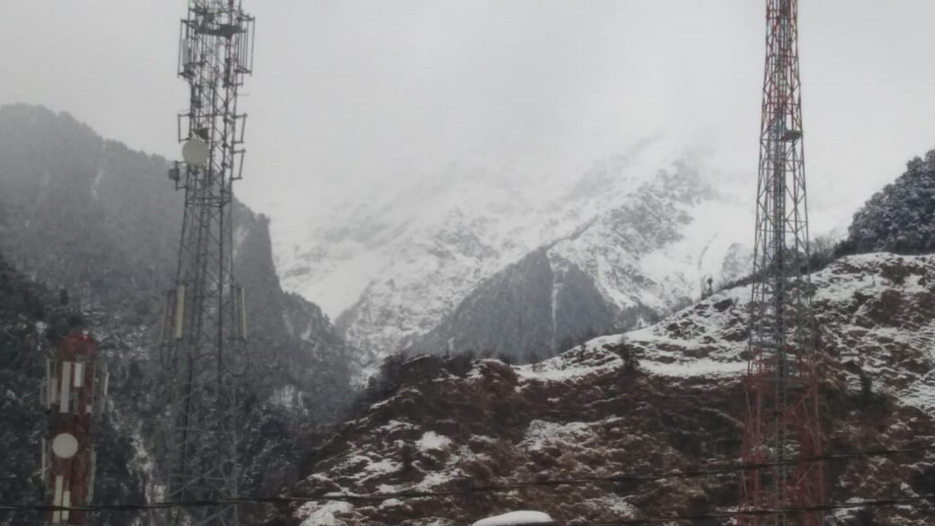 Snowfall in Uttarakhand: vehicles stuck near Yamunotri highway, efforts being made to open the way,see photos
