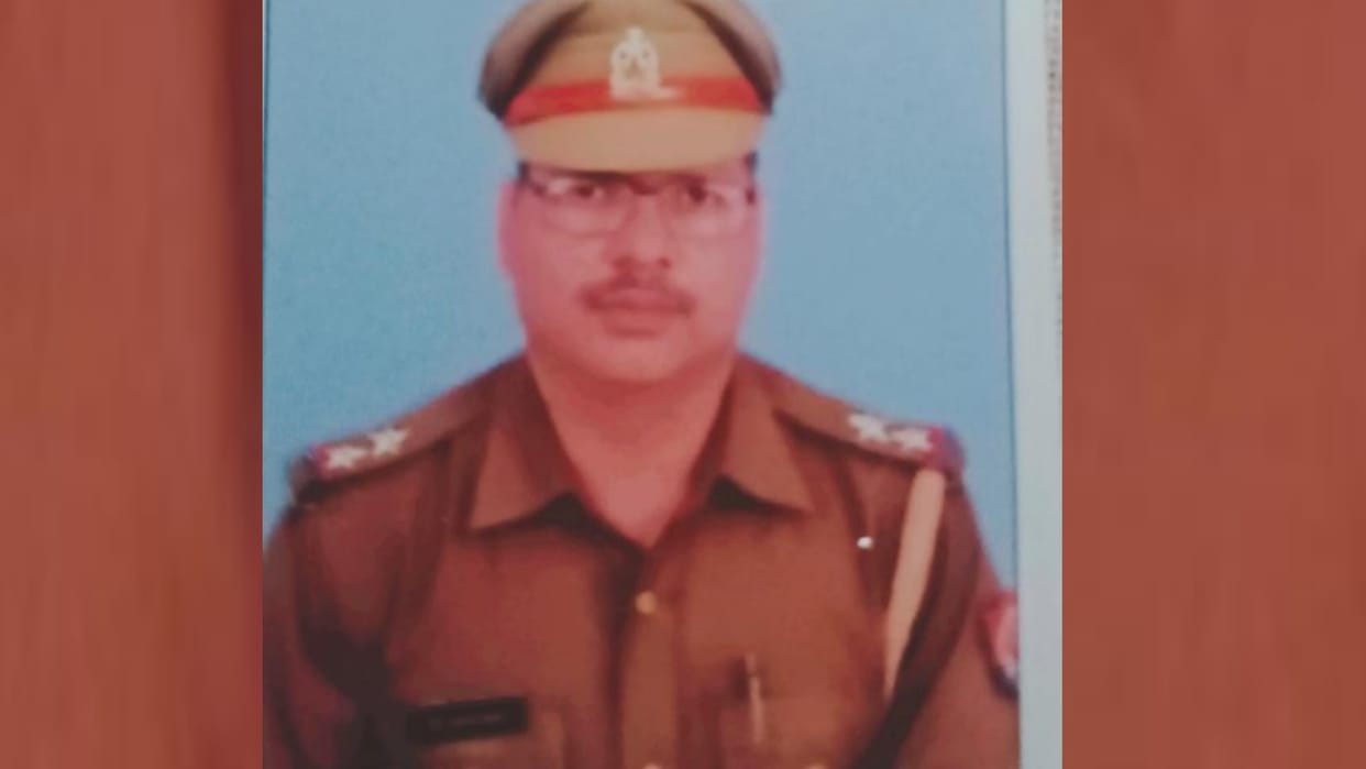 A sub inspector's dead body found hanging in a thana in Barabanki.