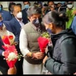 यूक्रेन से लौटे यात्रियों का स्वागत